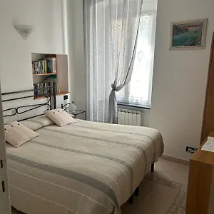 appartamento-in-tipico-carugio-ligure.hotelitalianriviera.com/